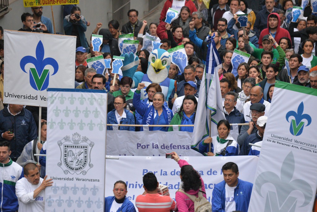 La rectora encabezó la marcha "Por la defensa de la Universidad Veracruzana y la educación superior"