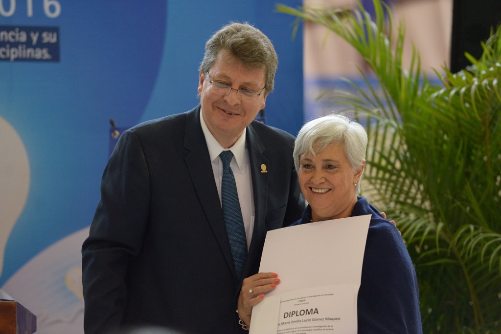Emilia Lucio Gómez Maqueo recibió el Premio al Mérito de Investigación en Psicología