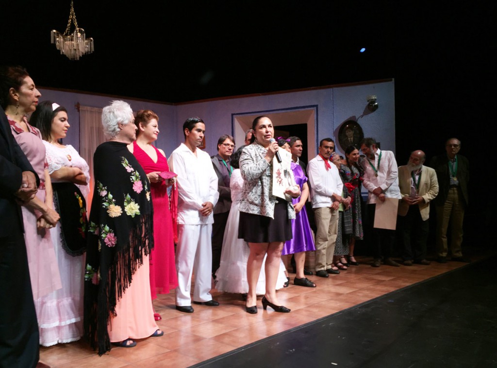 Tras la representación de la histórica obra “Rosalba y los llaveros” actores y público se unieron en un solo coro, levantando sus puños: “UV, UV, UV”