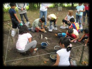 Niños en taller de arqueología