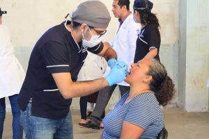 Joven atendiendo a paciente.
