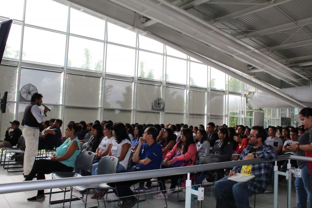 La comunidad universitaria se dio cita en la biblioteca de USBI, para reflexionar sobre los 43 de Ayotzinapa y las desapariciones forzadas en la zona.