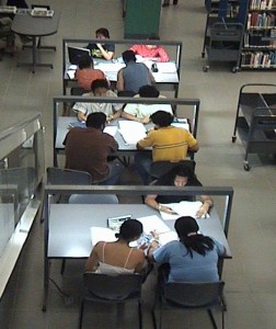 Con el servicio de préstamo interno, puedes leer en sala durante todo el horario de servicios de la biblioteca.