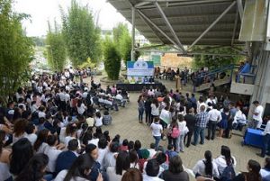 La explanada de la FCAS lució abarrotada en el evento “Vinculación FCAS: Universidad-Empresa”. 