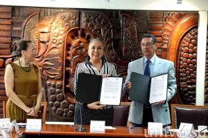 Sara Ladrón de Guevara y José Velasco Toro firmaron convenio entre la UV y el Coveicydet.