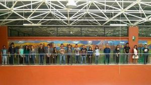 Estudiantes con el mural.