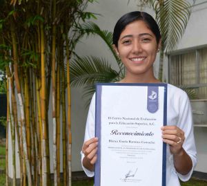 Blanca Estela Ramírez Camacho recibió el Premio al Desempeño de Excelencia del Ceneval.