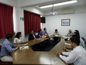 Los evaluadores sostuvieron entrevistas con académicos y funcionarios.