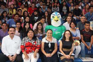 Autoridades y estudiantes de nuevo ingreso convivieron con Luzio, mascota oficial de la UV