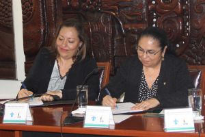 Yoli García y Sara Ladrón de Guevara signaron el convenio.