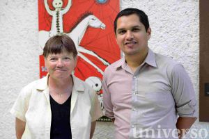 Karol Carrier y Matías Romero, durante su visita a la UV.