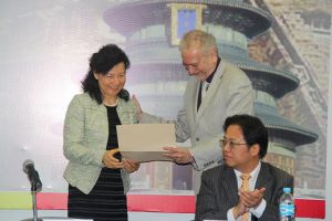 Wu Hongying recibió un reconocimiento por parte de la UV.