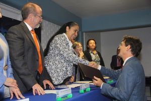 Entregaron reconocimiento a Alessandro Lupo, quien sustentó la edición 2015 de la cátedra.