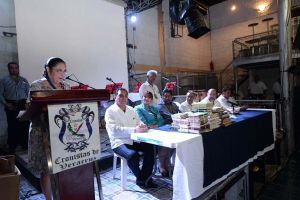 “Levanto mi voz de mujer, de ciudadana y de Rectora para recordar a los 43”, señaló. 