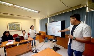 La UV, a través del Área Académica de Ciencias de la Salud, impartió una plática sobre cáncer de mama.