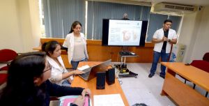 Durante la charla sobre cáncer de mama, se destacó la importancia de adoptar una cultura de autoexploración.