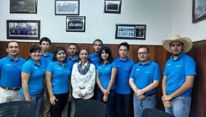 Patricia Arieta junto con los alumnos que participarán en el IX Maratón Nacional de Conocimientos 2015.