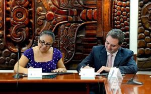 Sara Ladrón de Guevara y Tomás Ruiz González firmaron el convenio general de colaboración entre la UV y la SIOP.