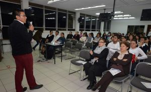 : Javier Alegría dictó la plática “Día Internacional del Abrazo: por una vejez activa y saludable”.