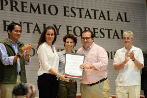 Citlali Aguilera Lira, coordinadora general de Siembra UV, recibió el premio de manos del gobernador Javier Duarte de Ochoa y su esposa, Karime Macías Tubilla.