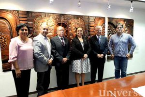 La rectora Sara Ladrón de Guevara con los ganadores del premio.