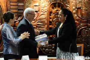 Autoridades universitarias entregaron los reconocimientos a los ganadores del concurso.