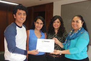 La rectora de la UV, Sara Ladrón de Guevara con los estudiantes que participaron en el Programa Talentum Universidad.