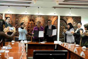 La Rectora de la UV y el alcalde de Xalapa, acompañados de autoridades universitarias y municipales. 