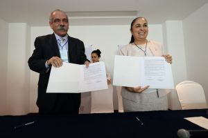 Jorge González Pérez y Sara Ladrón de Guevara firmaron el convenio.