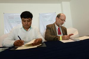 Alberto Islas, del Cobaeh, y Henning Jensen, rector de la Universidad de Costa Rica