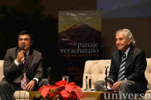 Rodolfo Mendoza, titular del Ivec, con el historiador Enrique Florescano Mayet.