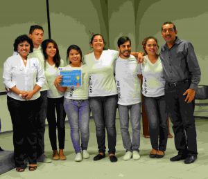 Los estudiantes ganadores con su académica y con el Director de la Facico.