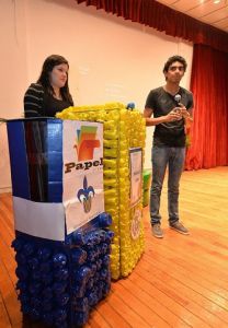 El equipo de Edgar Aguilar creó un bote de basura para desechos de papel.