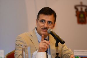 Itzcóatl Tonatiuh Bravo Padilla durante su ponencia.