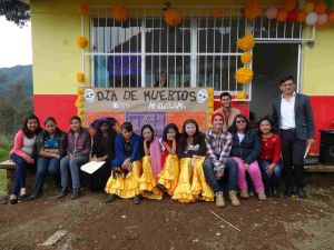Los brigadistas apoyaron en la realización de una muestra de altares con motivo del Día de Muertos.