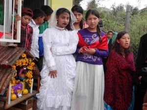 Los brigadistas y los jóvenes de la comunidad de Matlalapa.