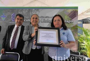 La rectora Sara Ladrón de Guevara y la directora de la Facultad de Biología, Clementina Barrera Bernal, al recibir la reacreditación.
