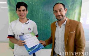 Mauricio García y Brandon, ganador del segundo premio del Sorteo UV 2015 para Estudiantes.