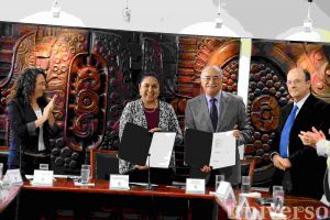 Sara Ladrón de Guevara y José Alfonso Aguayo Lozano signaron el convenio.