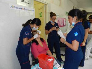 Los universitarios brindan diversos servicios de salud a la población. 