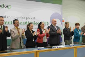 Las autoridades universitarias felicitaron a todos los académicos galardonados.