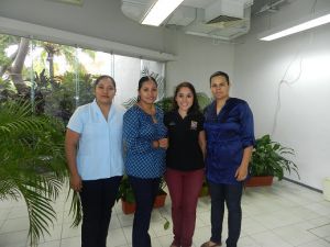 Leticia Lizbeth Alonso Martínez, pasante de Enfermería; Amanda Simón, coordinadora de las BUSS; María Verónica Schettino Peredo, pasante de Medicina, y Nayeli Morales Barradas, coordinadora de la Casa UV “Vecinos del Manglar”.