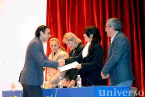 Entrega de reconocimientos por certificación EC0249 y EC0076.