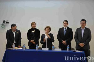 Yolanda Méndez Grajales, directora de la Facultad de Enfermería de la UV, acompañada de autoridades universitarias.