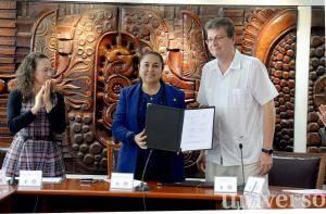 Sara Ladrón de Guevara, por la UV, y Antonio Tena Suck, por el CNEIP, firmaron el documento.