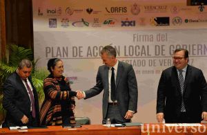 Sara Ladrón de Guevara participó en la firma del Plan de Acción Local de Gobierno Abierto del Estado de Veracruz.