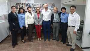 Representantes de la UV y del SAT en el Módulo de Atención Fiscal de la Facultad de Contaduría y Administración.