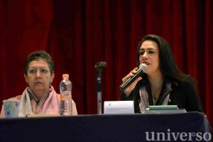 Rebeca Hernández Arámburo, directora general de Vinculación de la UV, presentó a la ponente.