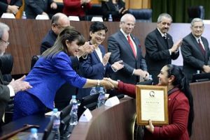 La rectora Sara Ladrón de Guevara recibió a nombre de la UV la placa de acreditación de Medicina-Veracruz.