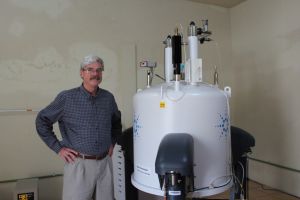 Neil E. Jacobsen, director del Laboratorio de Resonancia Magnética Nuclear de la Universidad de Arizona